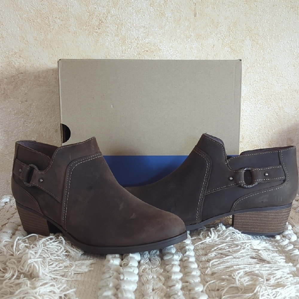 Clarks Collection NIB 8.5 Leather Booties